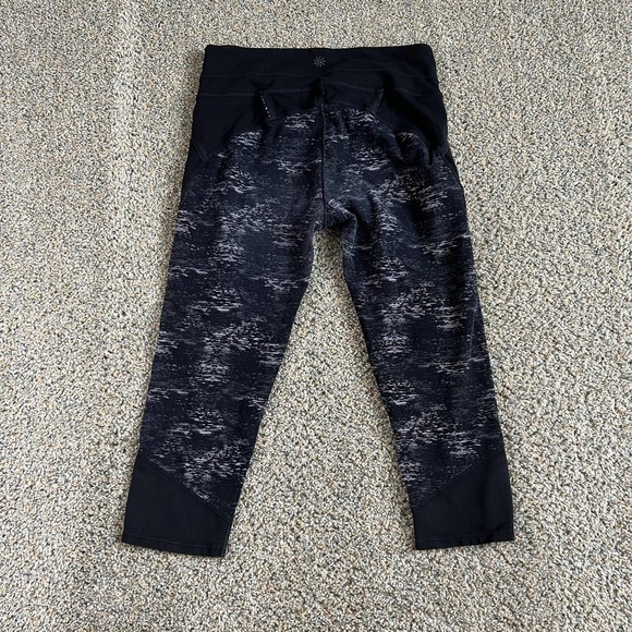 Athleta Crush Connect Capris Leggings Women's Medium Cropped Black Athleisure - Picture 4 of 7